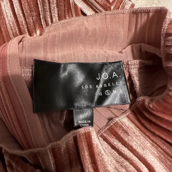 J.O.A. Los Angeles Revolve Pleated Mock Neck Velvet Top Baby Pink Size Small JOA - Picture 8 of 9